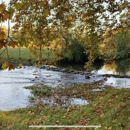 En Pleine Campagne Au Bord De La Riviere