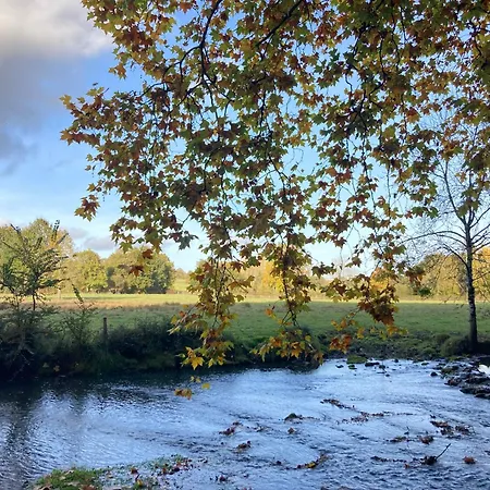 En Pleine Campagne Au Bord De La Riviere Feriehus Joussé